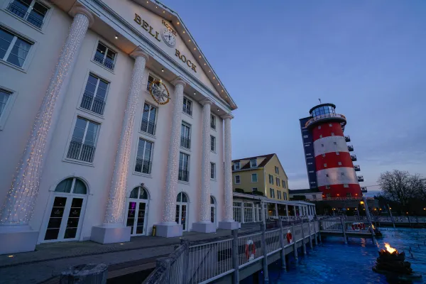 Front eines Hotels, aufgenommen zur blauen Stunde