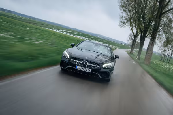 Auto ripreso mentre era in viaggio su una strada.