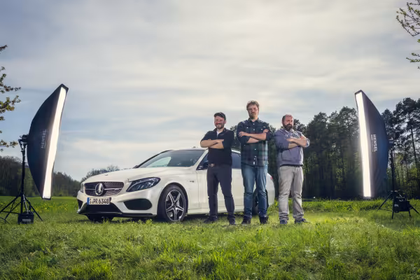 Durante lo shooting delle auto: persone coinvolte nella formazione alla fotografia automobilistica.