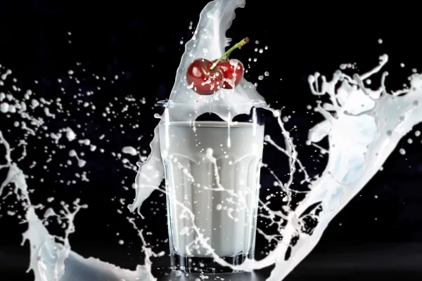 Komponer stemningsfulle og dynamiske scener med melk og frukt.