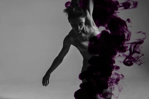 Tanzende Frau, Schwarz-Weiß-Aufnahme mit einem hinzugefügten Effekt, basierend auf Flüssigkeiten-Texturen.