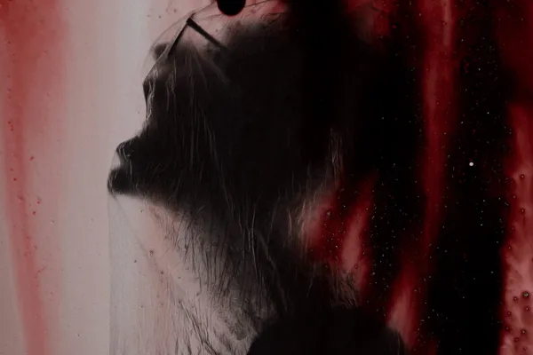 Horror-Szene, in die ein Bild mit einer Blut-Textur eingearbeitet wurde.