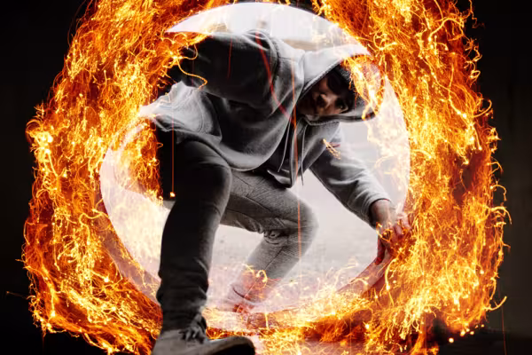 Jeune homme dans une pose cool, entouré d'un anneau de feu créé avec des images de feu.