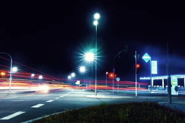 Lichtschweife des Straßenverkehrs, aufgenommen in der Nacht.