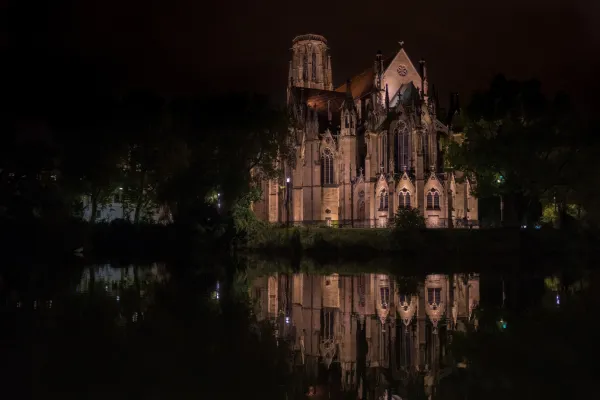 Beleuchtetes Gebäude in der Nacht – im Nachtfotografie-Training wird gezeigt, wie die Aufnahme funktioniert.