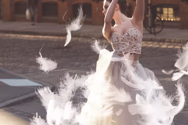 Photo d'une danseuse avec des plumes blanches insérées.
