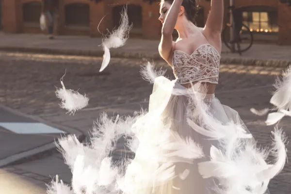 Foto einer Tänzerin mit eingefügten weißen Federn.