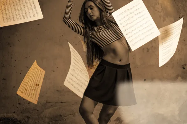 Foto einer tanzenden Frau, in das fallende Notenblätter eingearbeitet wurden.