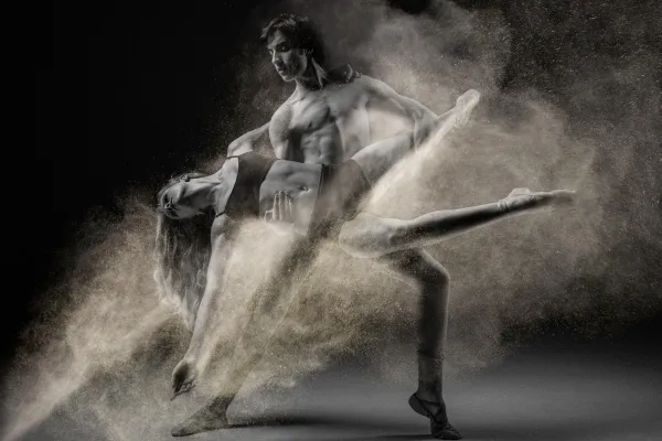 Tanzpaar in Schwarz-Weiß, Foto wurde mittels Textur mit einem Staub-Effekt versehen.