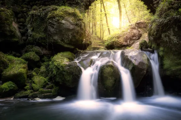 Durch die Langzeitbelichtung fließt der Wasserfall wie ein seidiger Vorhang dahin.