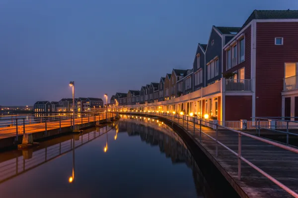 Szene mit Häusern in Abendstimmung, aufgenommen mit Langzeitbelichtung