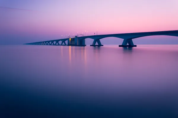 Brücke über Wasser, durch die Langzeitbelichtung wirkt die Wasseroberfläche glatt
