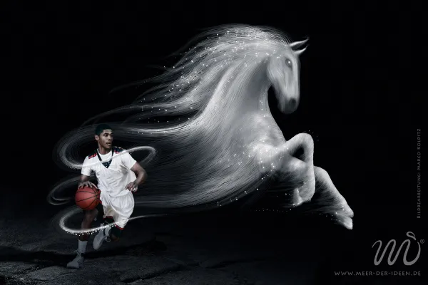 Editing Photoshop dengan menggabungkan seorang pemain basket dan seekor kuda yang melambangkan semangat olahraga.