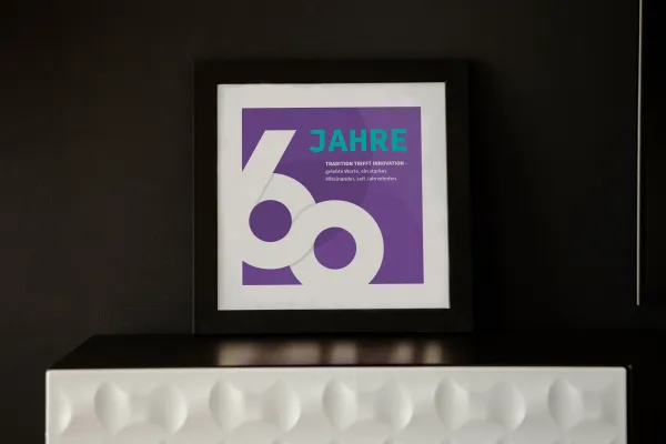 Przykład użycia szablonów z numerami: Ramka na zdjęcia z liczbą 60.