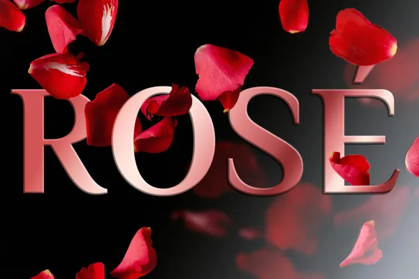 Schriftzug mit Rosenblättern. Metalleffekt über einen Farbverlauf in Photoshop eingearbeitet.