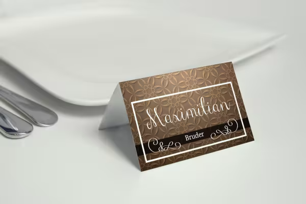 Tarjeta de mesa con fondo beige
