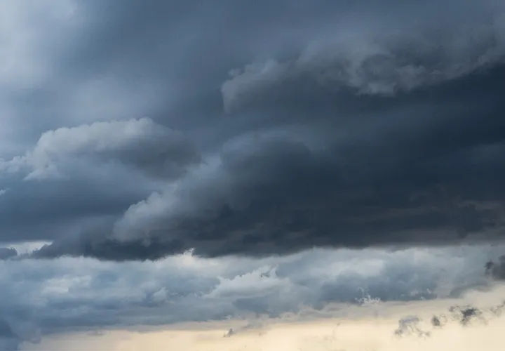 Imagens de nuvens: Substituir o céu por sobreposições tempestuosas.