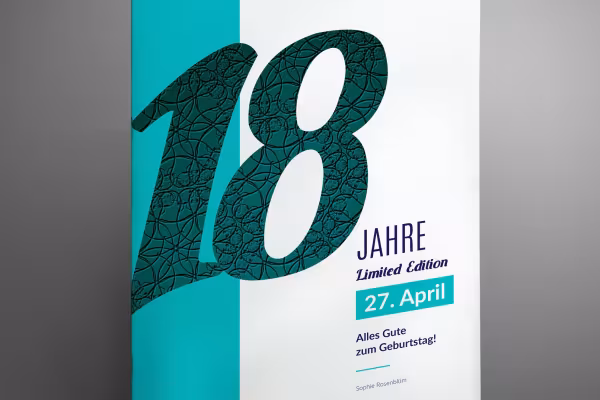 Journal d'anniversaire avec un fond turquoise.