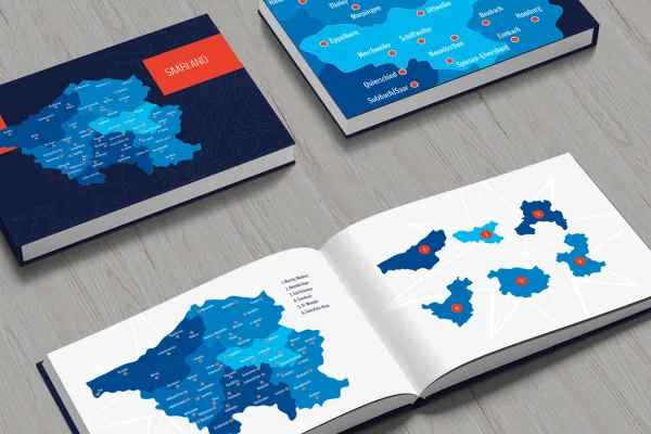 Landkarte Saarland mit Landkreisen in einem Buch