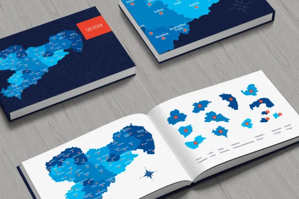 Landkarte Sachsen mit Landkreisen in einem Buch