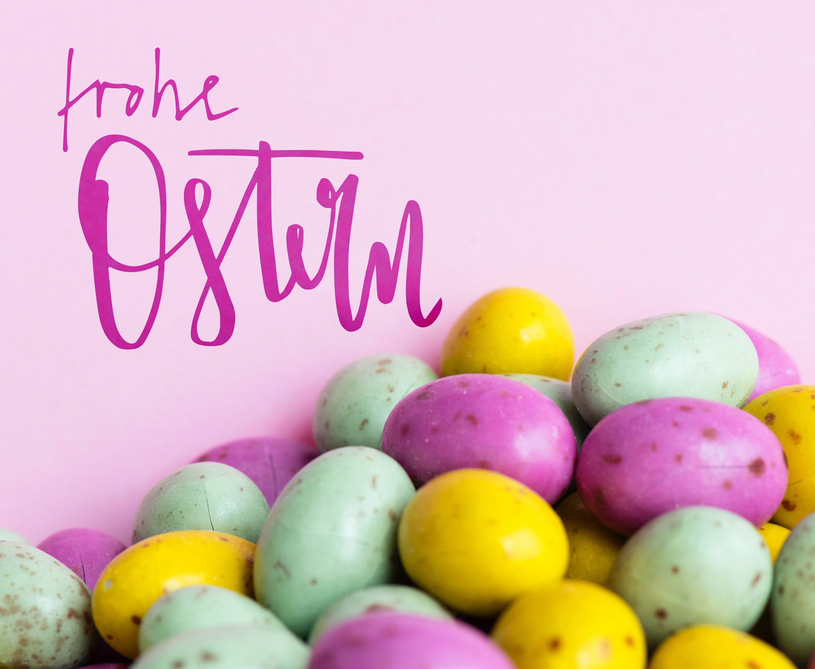 Nimm eine unserer Handlettering-Vorlagen – lege sie auf dein Foto – fertig ist dein erster Ostergruß für dieses Jahr. Handlettering für Ostern auf einem Foto mit bunten Eiern