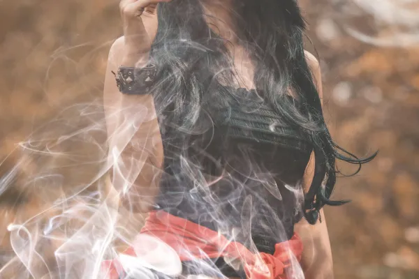 Foto einer Frau mit eingearbeiteten Smoke-Overlays, Rauch-Bildern