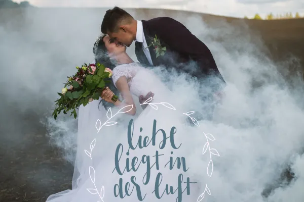 Brautpaar mit Handlettering Liebe liegt in der Luft