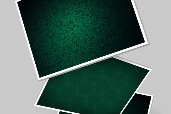 Drei Varianten mit Hintergrundbildern in Grün und mit Ornamenten