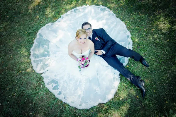 Huwelijksfotografie: bruidspaar van bovenaf gefotografeerd op een weide