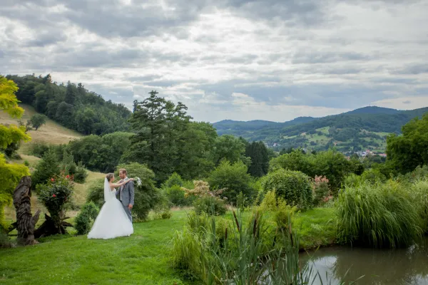 Bruidsfotografie: Bruidspaar-shot in een landschap