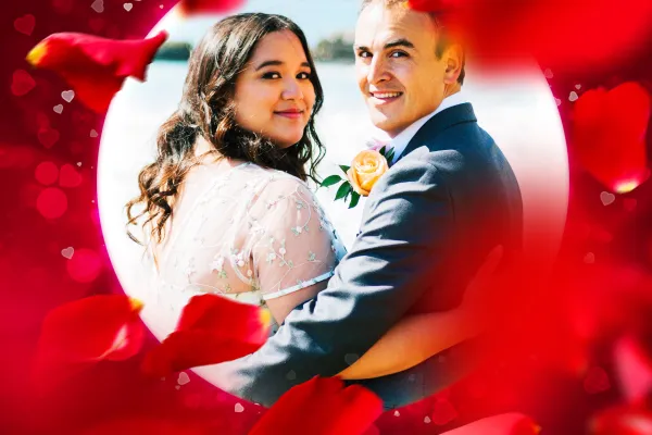Billede af et brudepar omgivet af en ramme med rosenblade og hjertebokeh, eksempel til brug af Photoshop-handlingen