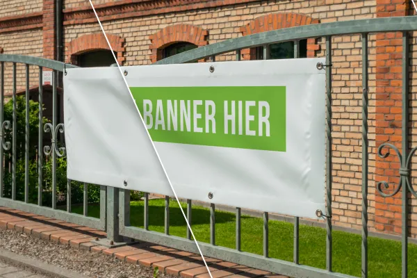 Mockup für ein Banner an einem Zaun vor einem Haus