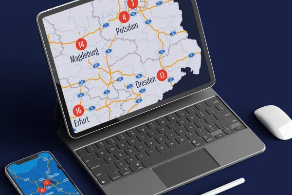 Deutschlandkarte mit Autobahnen und Hauptstädten auf Laptop und Smartphone