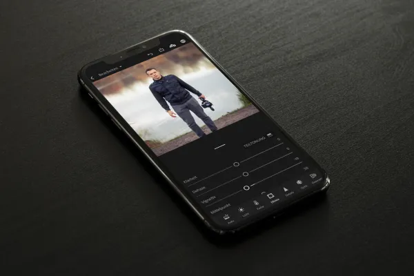 스마트폰에서 Lightroom Classic CC를 사용하여 사진 편집 튜토리얼 일부를 보여주는 Lightroom 모바일입니다