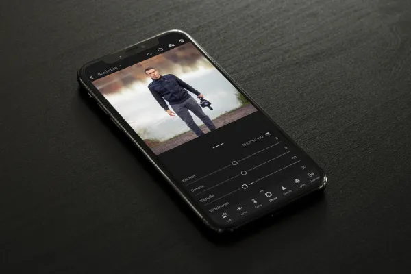 Smartphone, das einen Auszug aus dem Tutorial zur Fotobearbeitung mit Lightroom Classic CC zeigt, hier Lightroom mobile