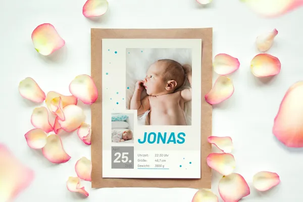 Kreative Geburtskarten-Vorlage zum Ausdrucken, umgeben von Rosenblättern