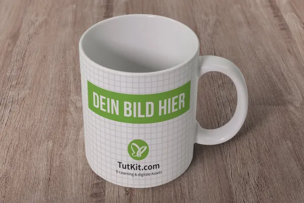 Cangkir dengan desain di atas meja, dibuat dengan Photoshop Mockup