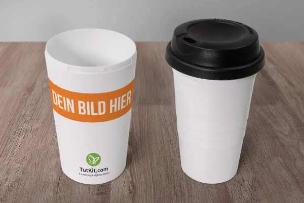 Mockup per una tazza termica su un tavolo