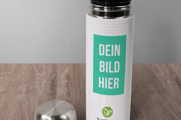 Mockup für eine Thermosflasche auf einem Tisch