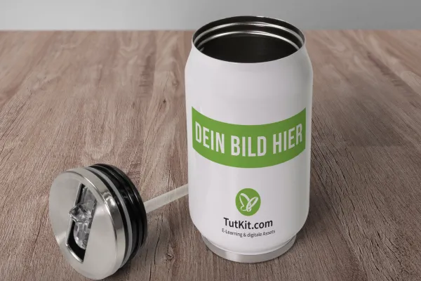 Mockup af en termokande på et bord