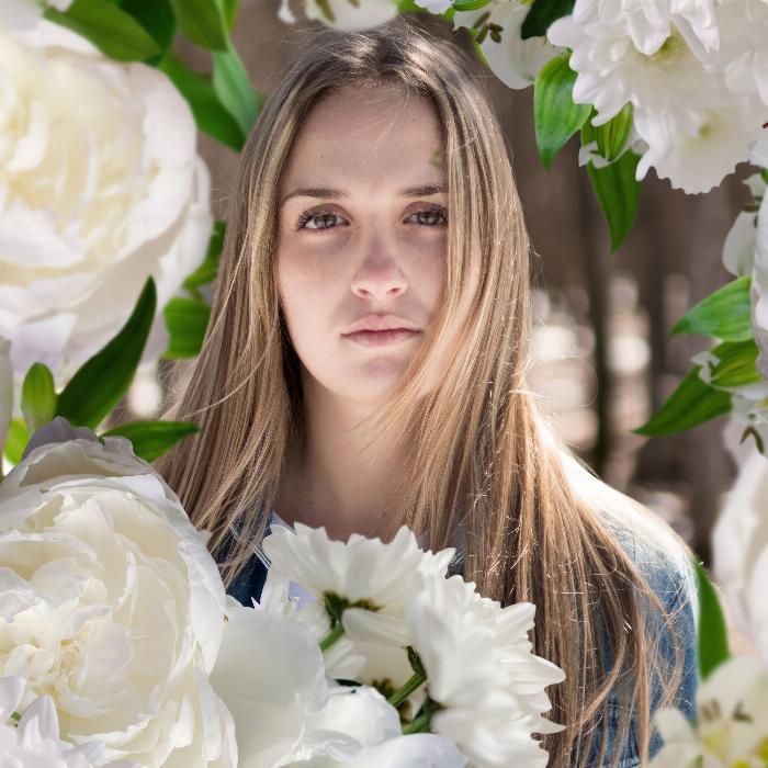 Fleurs blanches : images d'orchidées, de chrysanthèmes et de bouquets mixtes