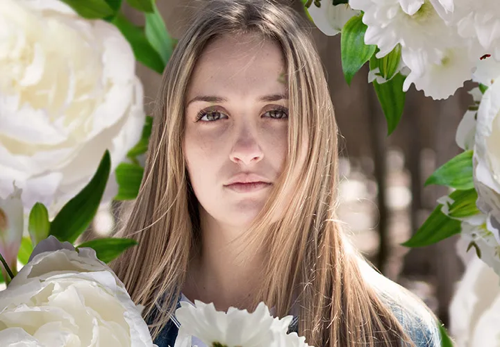 Hvide blomster: Billeder med orkideer, krysantemum og blandede buketter.