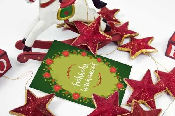 Hintergründe für Weihnachtsgrußkarten: Grußkarte inmitten weihnachtlicher Accessoires