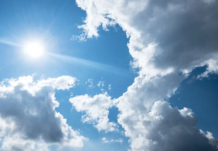 70 Wolkfoto's om de lucht te vervangen en als achtergrond.