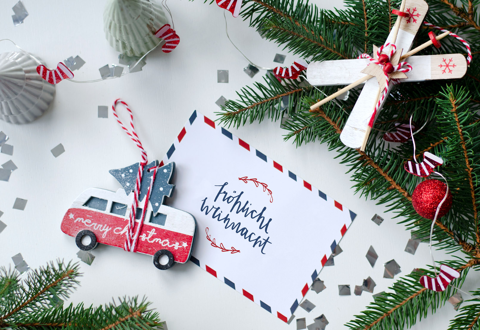 Kombiniere weihnachtliche Handlettering-Vorlagen und Hintergründe und erstelle so Bilder zum Beispiel für einen E-Mail-Gruß. Mockup und Handlettering-Vorlagen zu einem weihnachtlichen Hintergrund vereint