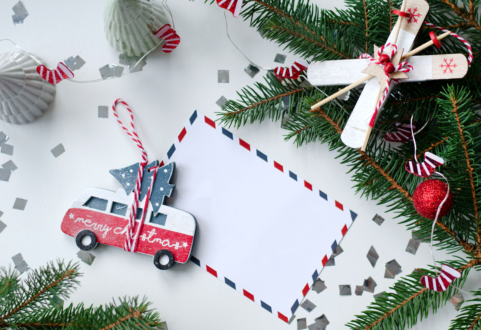 Füge deinen Weihnachtsspruch oder ein Foto hinzu – fertig ist dein individueller Social-Media-Weihnachtsgruß! Weihnachtlicher Hintergrund