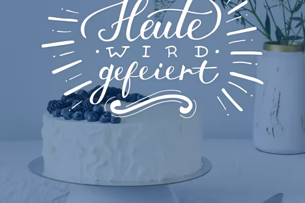 Carte d'anniversaire, gâteau en arrière-plan, en premier plan, un lettrage à la main pour une invitation à un anniversaire.