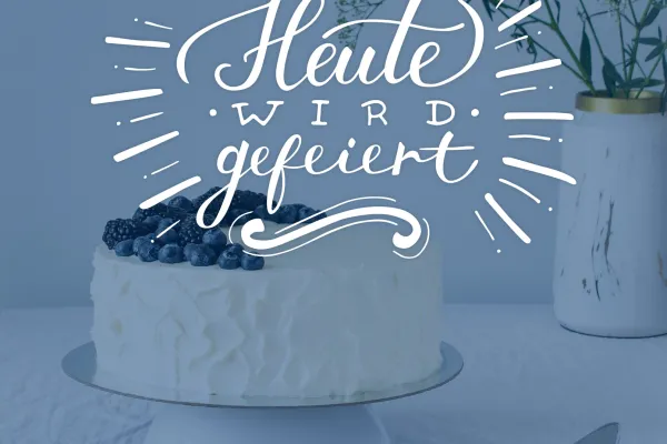 Geburtstagskarte, Torte im Hintergrund, im Vordergrund ein Handlettering zur Einladung zu einem Geburtstag