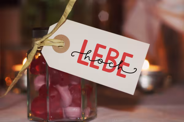Étiquette-cadeau utilisant du handlettering pour un anniversaire