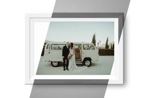 Hochzeitsfoto in einem Bilderrahmen, wobei zwischen Schwarz und Weiß gewählt werden kann